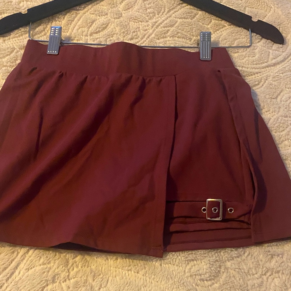 Halara Burgundy Mini Skort with Buckle Detail🍒🍒